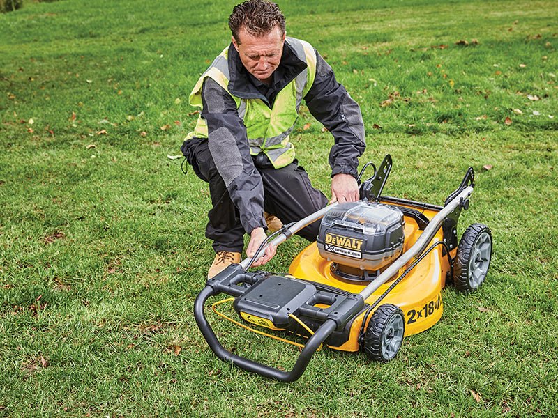 Dewalt DCMW564P2 XR Brushless Lawnmower 18V 2 x 5.0Ah Li - ion